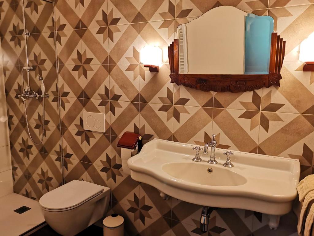 Salle de bain rétro à motifs