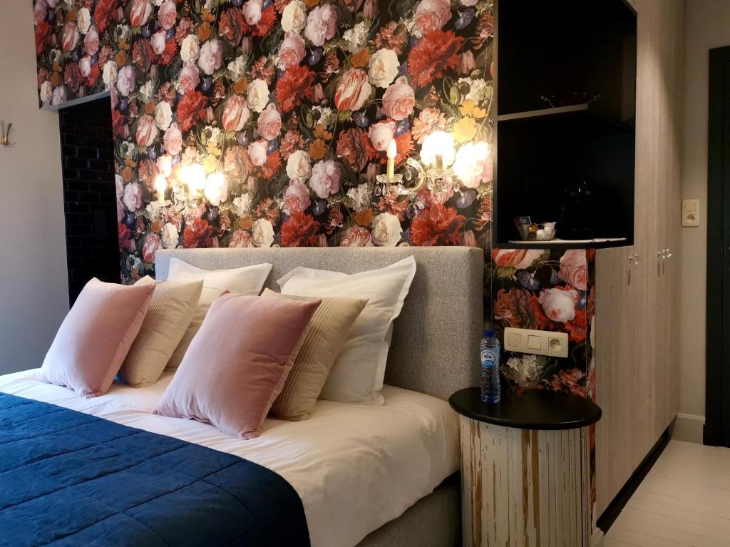 Chambre au papier peint floral