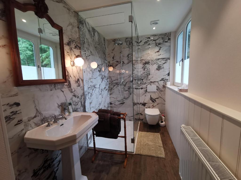 Salle de bain en marbre, douche italienne