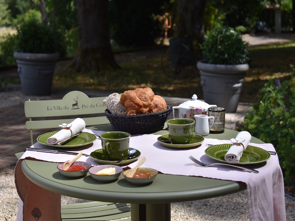 Petit-déjeuner fait maison — viennoiseries et confitures au jardin
