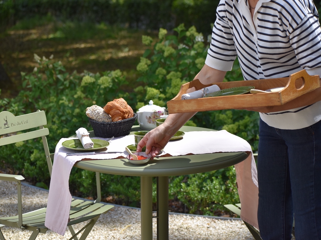 Christine servant le petit-déjeuner