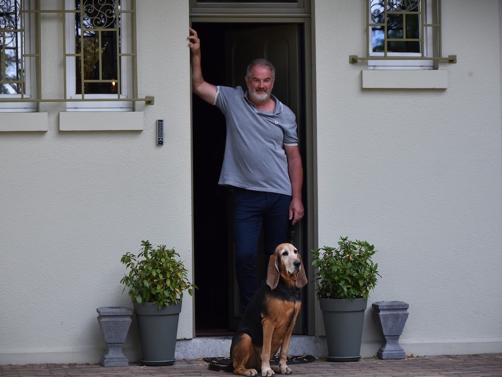 Pascal et le chien de la maison, à la porte d'entrée