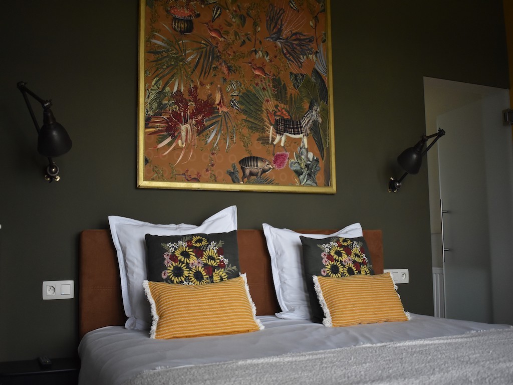 Chambre aux tons kaki et caramel