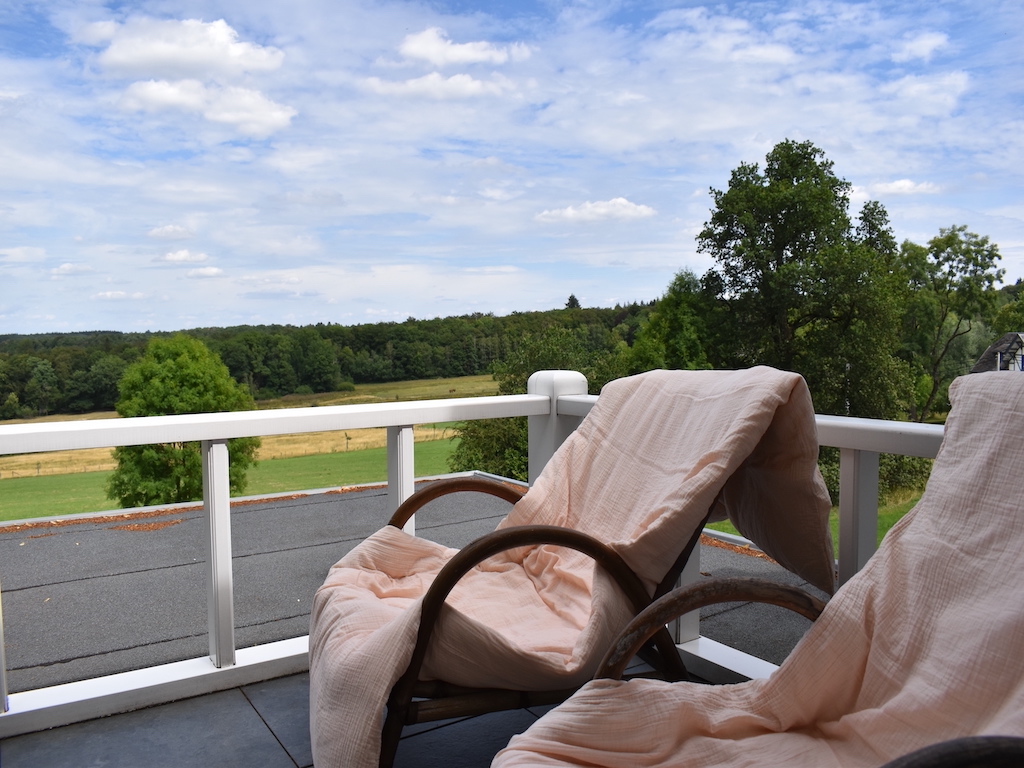 Le balcon de la chambre Golf Club, vue sur le pré et la forêt