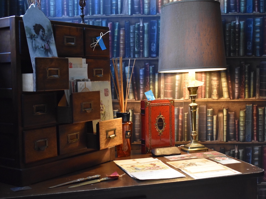 Bureau ancien et bibliothèque