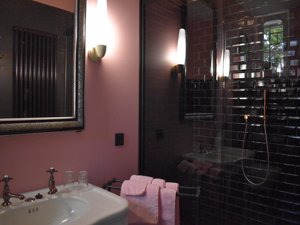 Salle de bain rose poudré